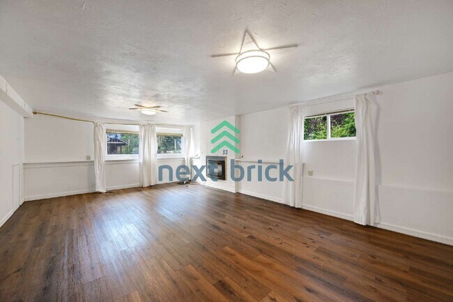 Building Photo - Charming 3-Bedroom Edmonds Home with 2 Full Baths and Spacious 1982 Sq. Ft. Living Space!