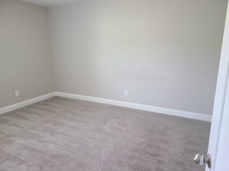 Building Photo - Room in House on Kestrel Cir