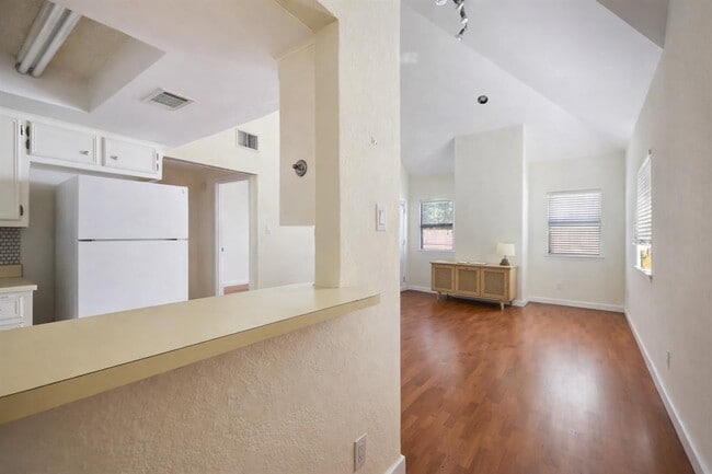 Building Photo - 706 W 22nd St