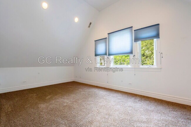 Building Photo - 3735 N Tripp Ave