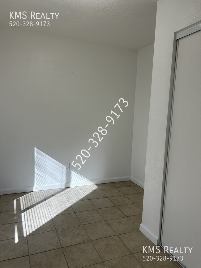 Building Photo - 757 E Pastime Rd