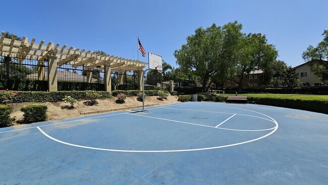 Building Photo - 1105 N Yucca Ave