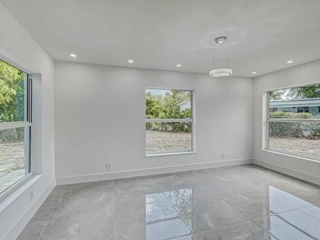 Building Photo - 855 Date Palm Dr