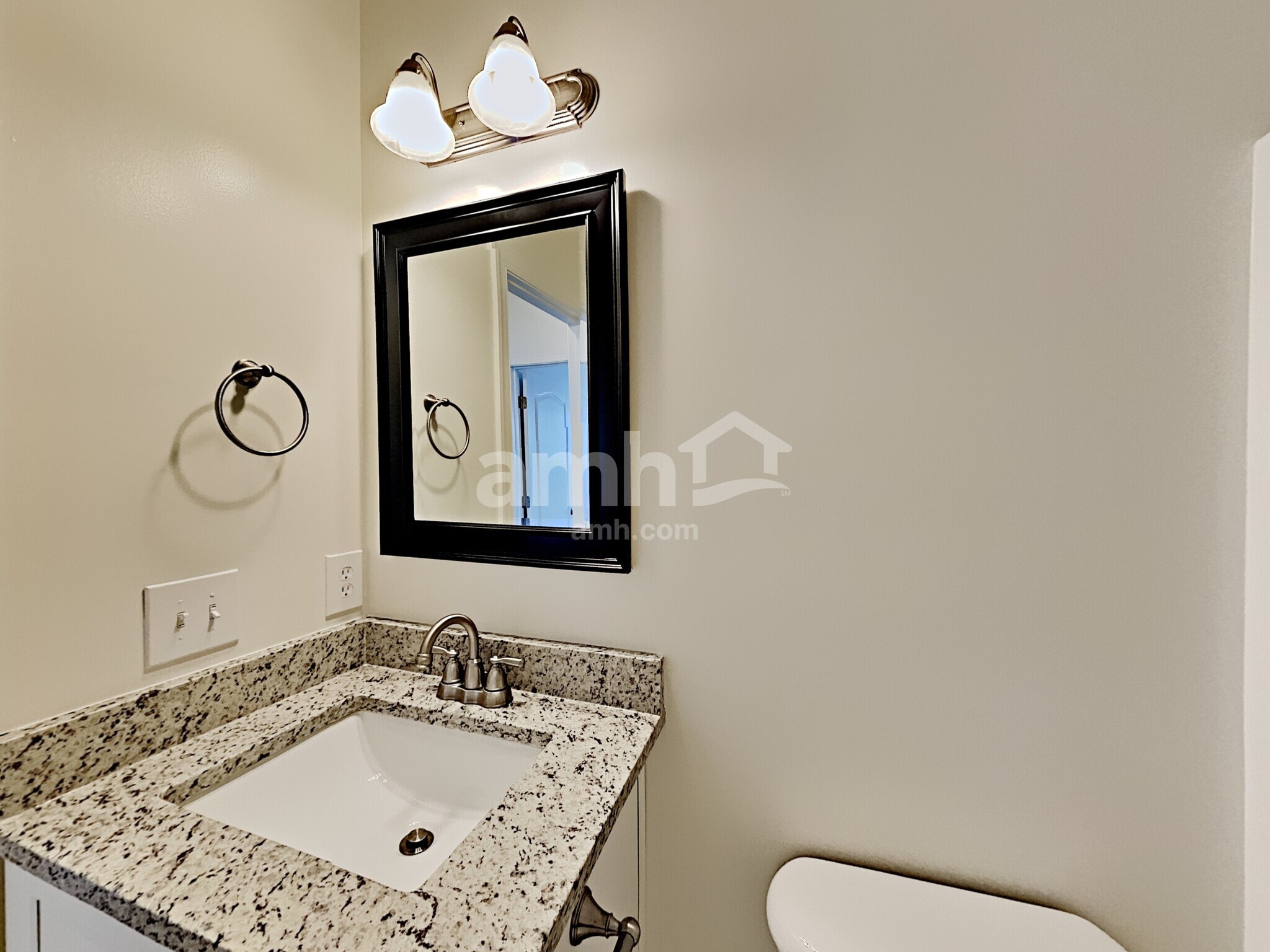 Building Photo - 563 Summit Way