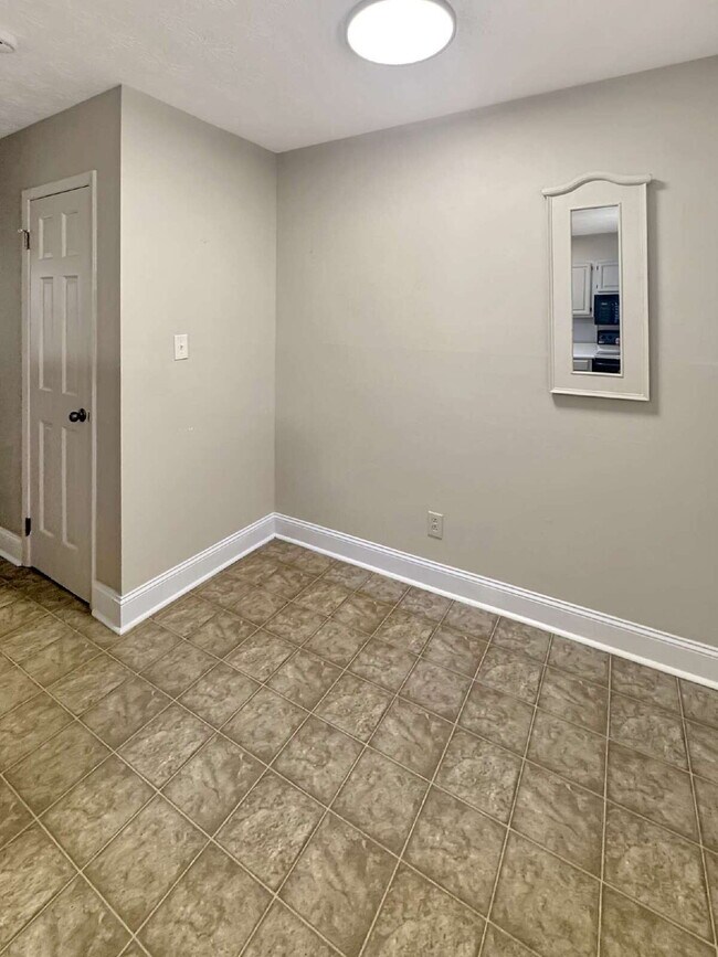 Building Photo - Updated 2BR End-Unit Condo | Pool Community | Minutes to Downtown Gainesville