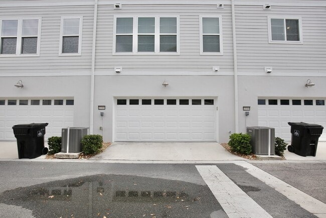 Building Photo - Luxurious 3/3.5 Spacious Townhome with a B...