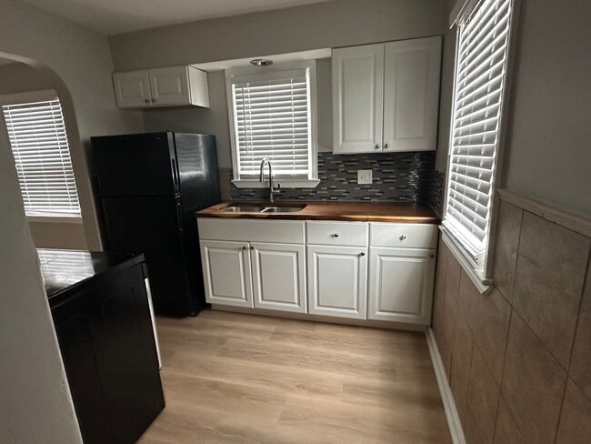 Building Photo - CUTE 2 BEDROOM HOUSE WITH LARGE BACKYARD IN HAMILTON! QUIET STREET