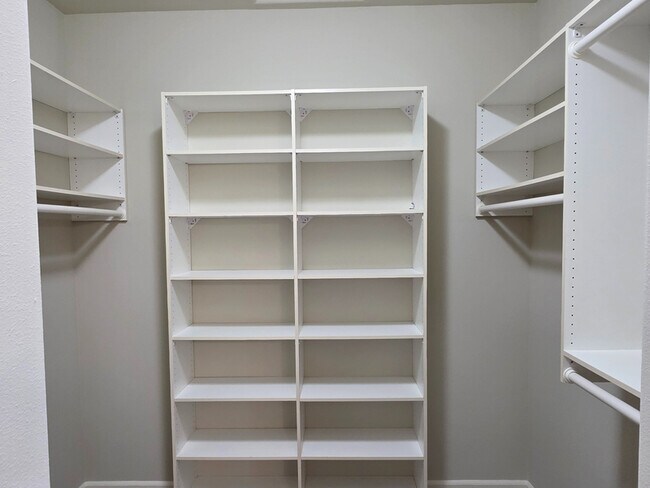 Building Photo - 2423 NW Awbrey Rd