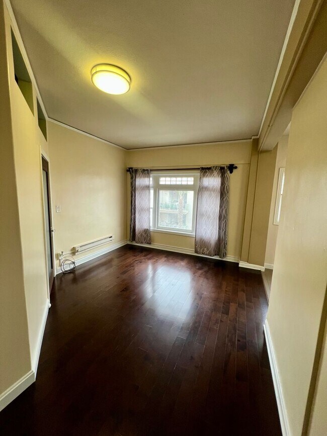 Building Photo - Historical 1922 Art Deco Building - 5th Floor Studio, 1 Bath, All Utilities Included