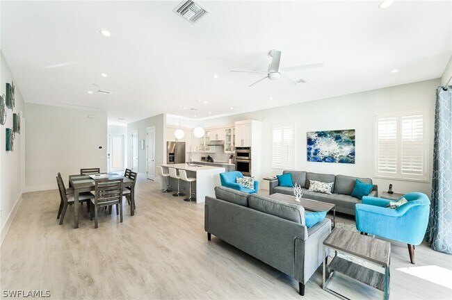 Building Photo - 596 111th Ave N