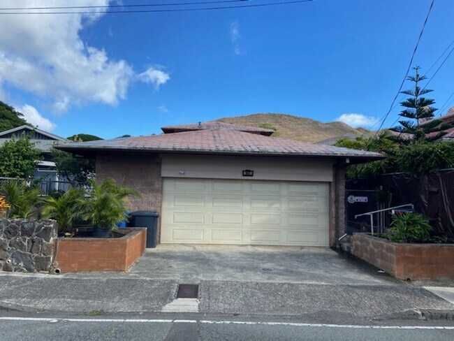 Building Photo - Split AC, private back yard and Walk to Downtown!