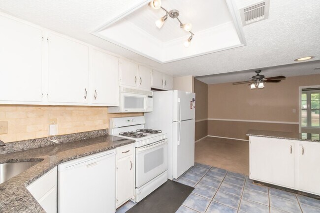 Building Photo - 2106 Palmyra Dr