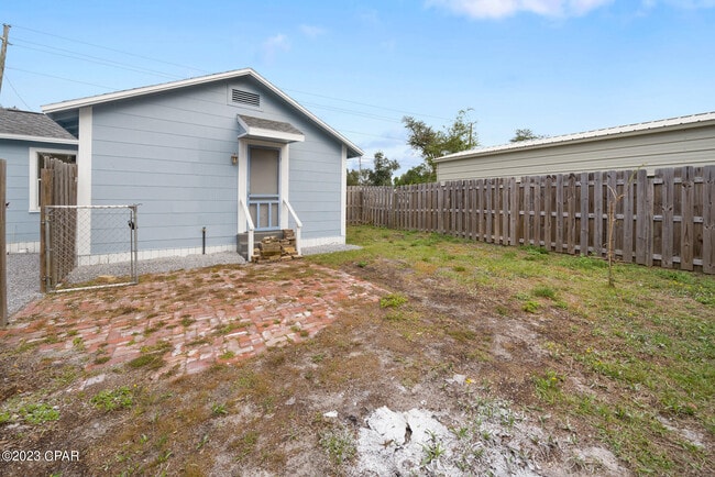 Building Photo - 206 E 2nd Ct