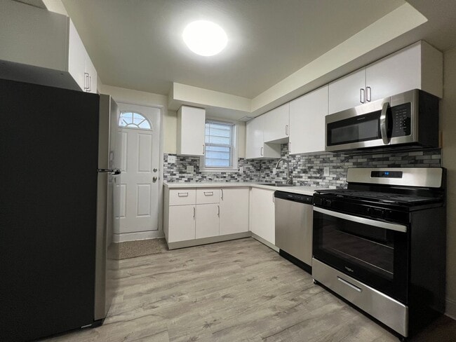 Building Photo - Now showing this updated 3BR 1.5 bath house!