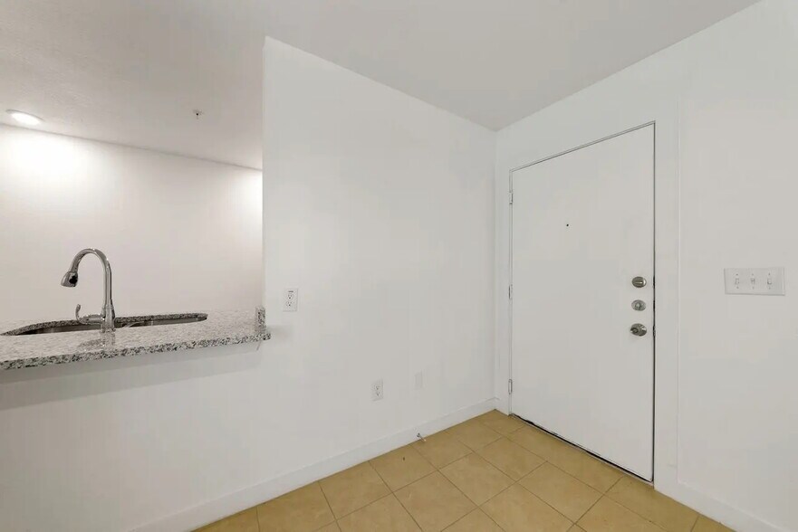 Building Photo - 903 Canterbury