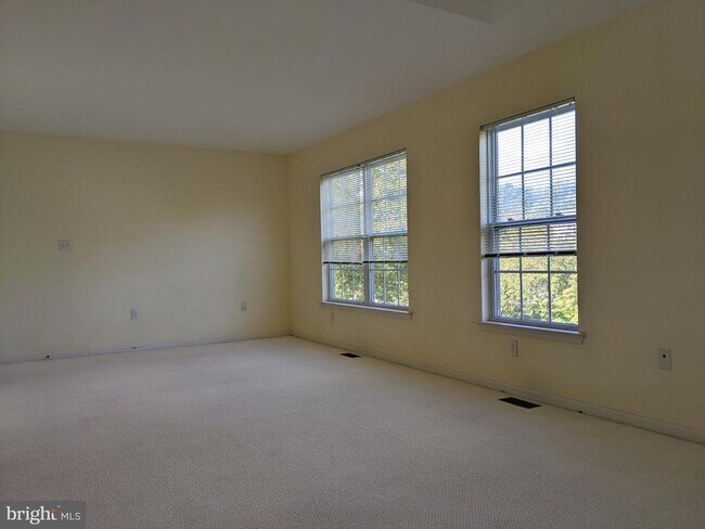 Building Photo - 252 Brinley Dr