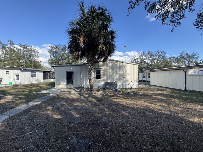 Building Photo - "Charming 2-Bed, 2-Bath Gem in Ruskin - Yo...