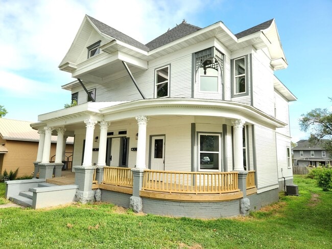 Building Photo - Spacious 2-Bedroom, 1-Bathroom Home AVAILABLE NOW!!