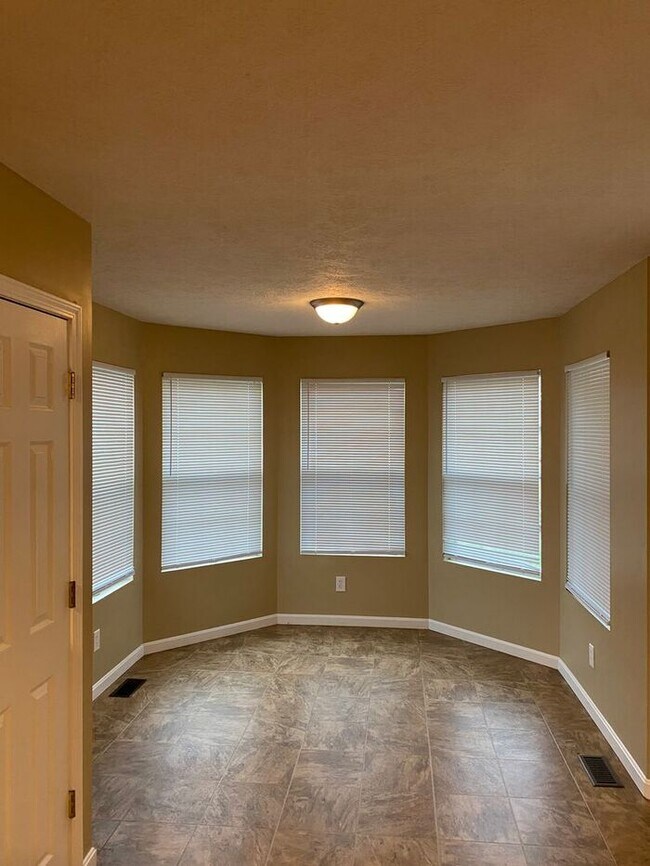 Building Photo - Open Concept 4 Bedroom Home & PETS WELCOME!!!