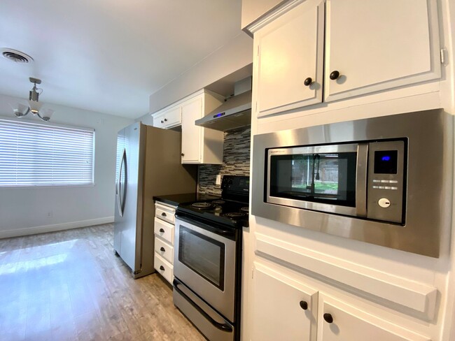 Building Photo - $2,100 Charming 3 Bedroom Home With 2 Livi...