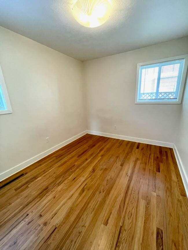 Building Photo - Wonderful Single Level Updated home with A/C!