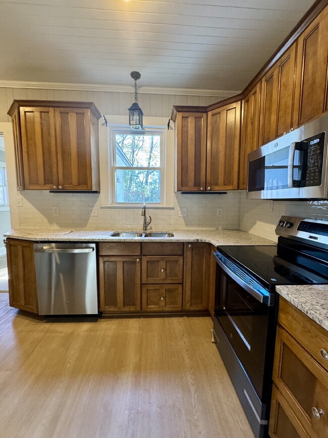 Building Photo - 2 Bedroom Home next to Downtown Perry - Historic Charm!