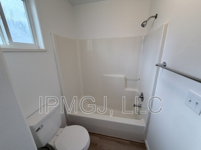 Building Photo - 484 Ridge Ln