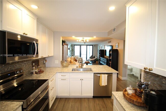 Building Photo - 7370 S Ocean Dr