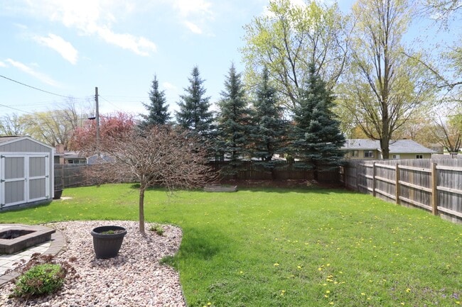 Building Photo - Charming 3 Bedroom Neenah Home with fenced yard