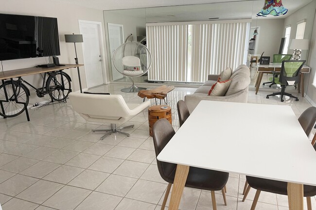 Building Photo - 6 Lucerne Ave