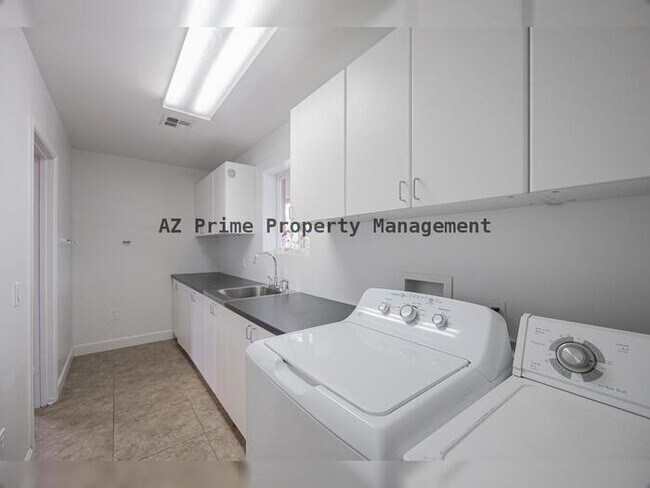 Building Photo - 5301 N 43rd Pl