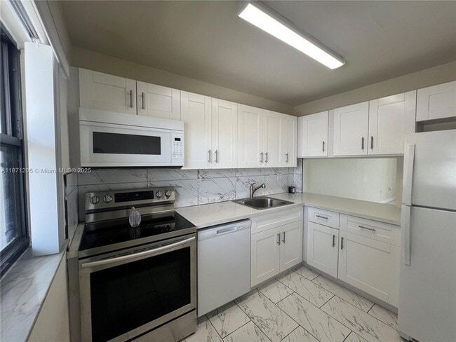 Building Photo - 480 W Park Dr