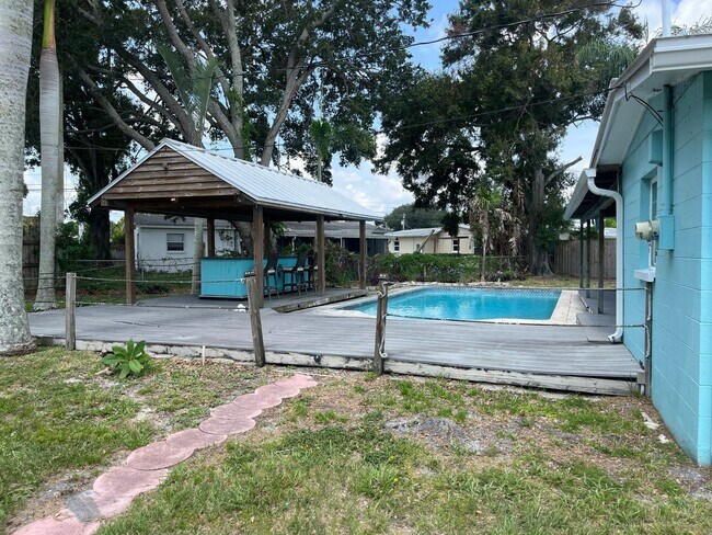 Building Photo - 375 Carrousel Ct