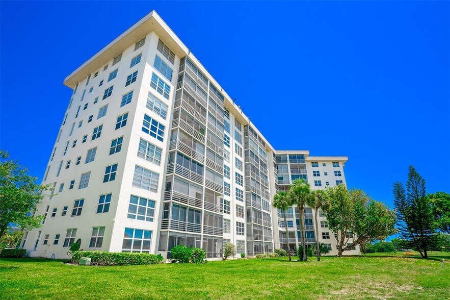 Building Photo - 2681 S Course Dr