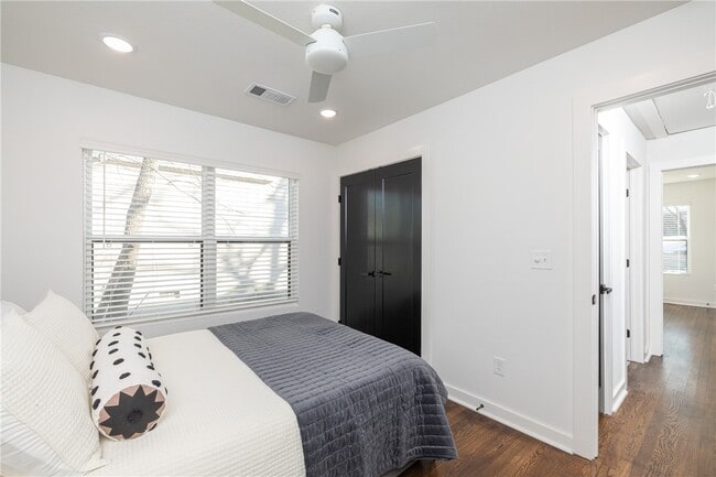 Building Photo - 568 E Rebecca St