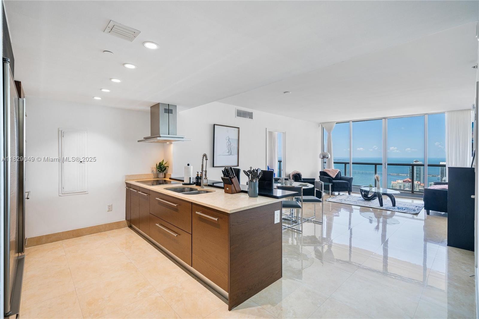 Building Photo - 495 Brickell Ave