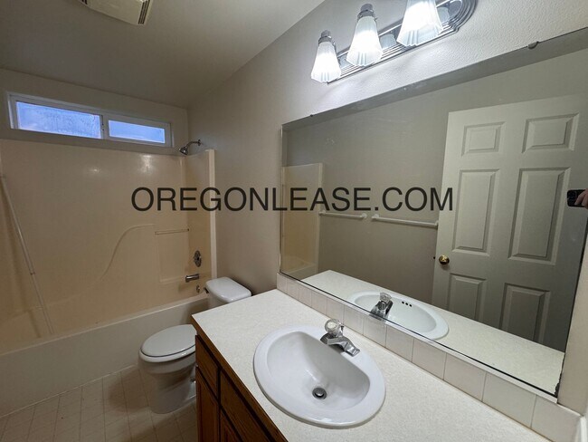 Building Photo - 3 bed 2 bath West Eugene Home