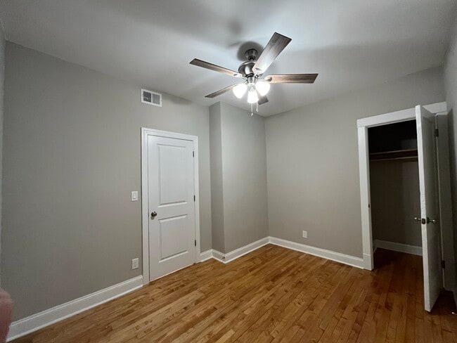 Building Photo - 3816 W Montrose Ave