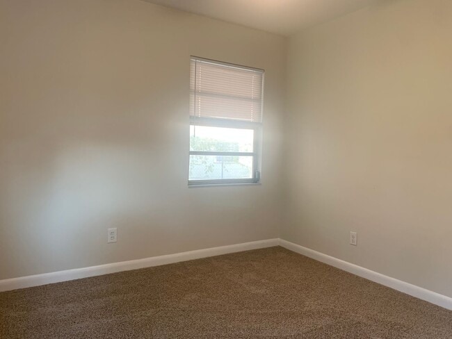 Building Photo - 2  Bedroom Single Family Home