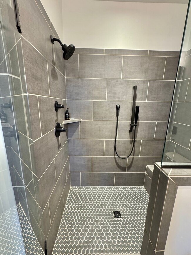 Building Photo - 2 Bed, 2.5 Bath Townhome with 2 Reserved Parking Spots