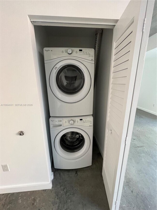 Building Photo - 151 SE 1st St