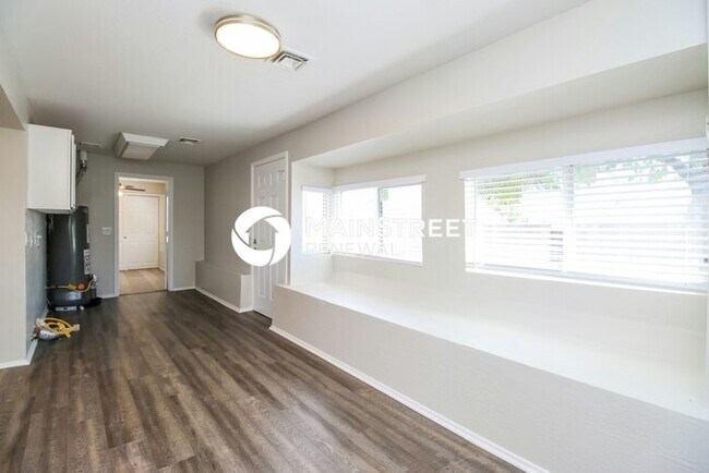 Building Photo - 3 Bedroom Pet-Friendly Home in Mesa, AZ with Main Street Renewal
