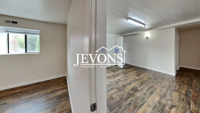 Building Photo - $1,000 Rent Credit if move-in occurs befor...