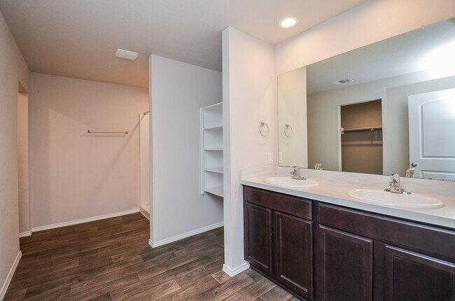 Building Photo - 5539 Kingston Crst Ln