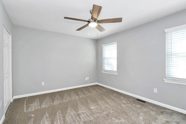Building Photo - END UNIT 3BD/2.5BA Townhome in Lexington Commons