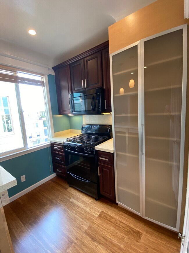 Kitchen - 3224A Steiner St