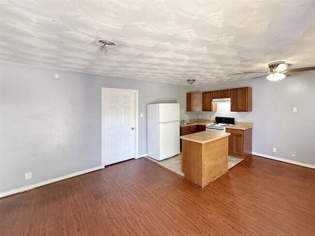 Building Photo - 211 Skyway Dr