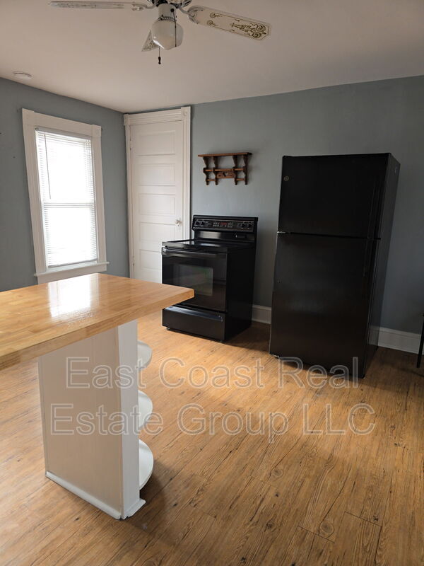 Building Photo - 721 2nd St