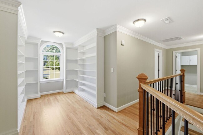 Building Photo - Gorgeous and Spacious 5 Bedroom Home, Cul-de-sac lot, Vaulted Ceilings, Large Backyard, Stunning ...