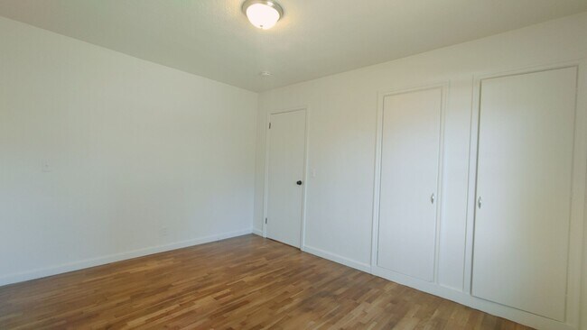 Building Photo - Darling Updated Cottage with New Kitchen a...